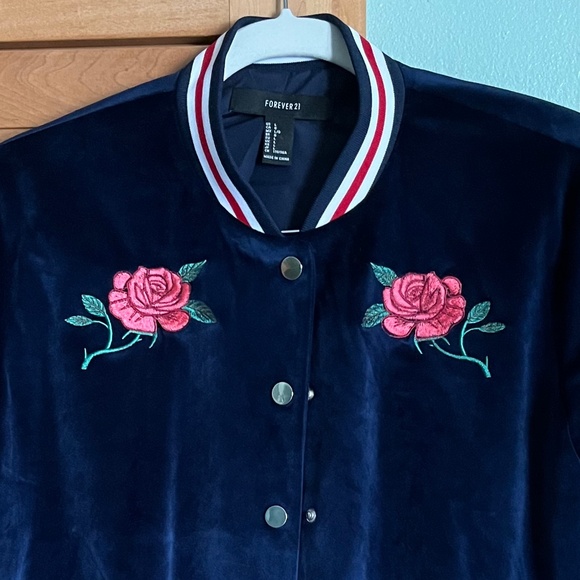 Forever 21 Navy Blue Embellished Velvet Bomber Jacket Size L NWOT - Picture 6 of 10